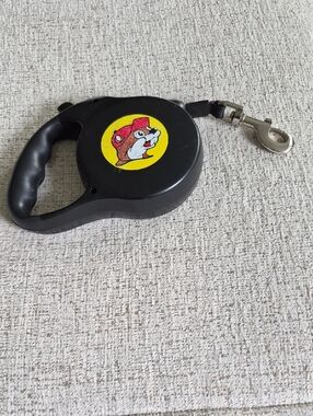 Buc-ee's Black Retractable Dog Leash
